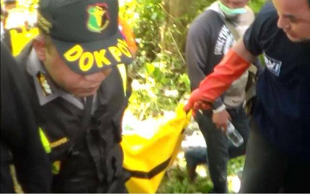 Tim identifikasi Polda Jatim ketika mengevakuasi jasad kedua korban. (syuhud/BANGSAONLINE)