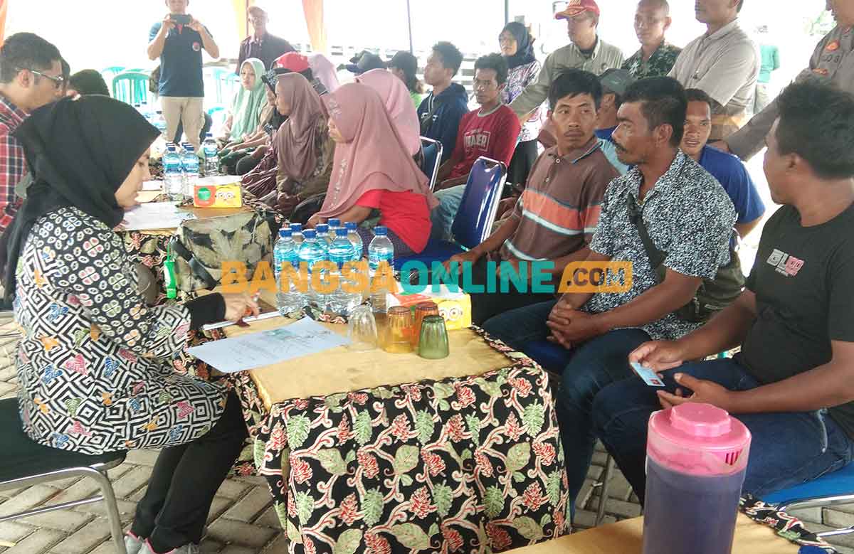 BPK RI saat melakukan uji petik dengan warga terdampak lahan relokasi. Foto: BAMBANG DWI JULIANTO/BANGSAONLINE
