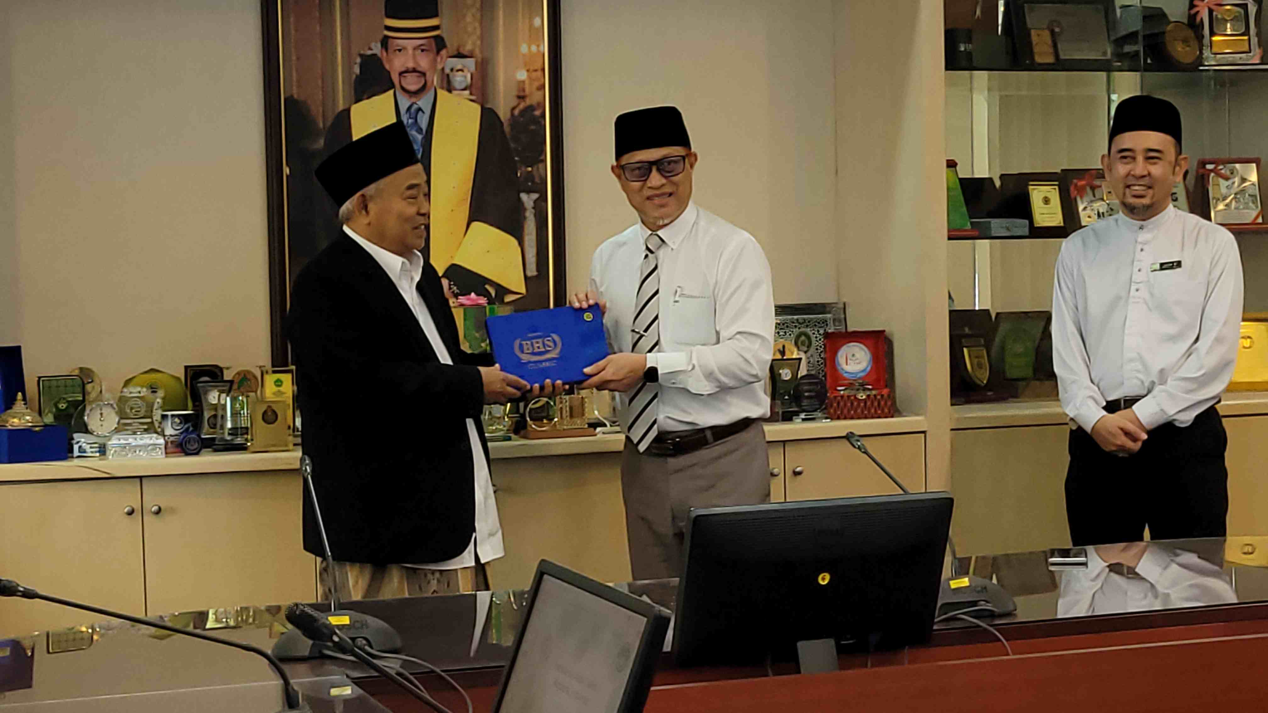Prof Dr KH Asep Saifuddin Chalim, MA saling tukar cindera mata dengan Rais KUPUBS Rais KUPUSB Dr Haji Adanan bin Haji Basar di Kampus KUPUBS Brunei Darussalam. Foto: M Mas
