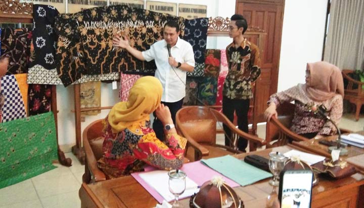 Bupati Nganjuk Novi didampingi Qii MR saat menjelaskan corak pewarnaan batik terhadap pelaku usaha batik.