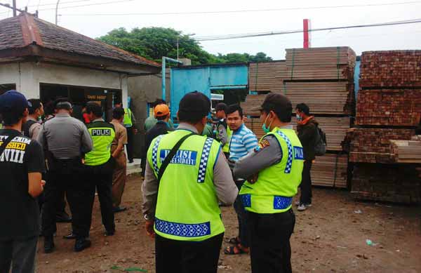 Suasana eksekusi PT. Surya Oscar Deckers Cemerlang, Manyar. foto: SYUHUD/ BANGSAONLINE