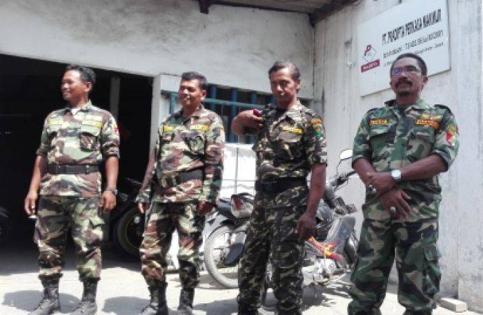Para Banser saat menjaga PT Pradipta Perkasa Makmur (PPM) yang memproduksi sandara merk Clarudo dengan menenpatkan lafadz Allah di bawahnya. Foto: suhud almanfaluti/bangsaonline.com