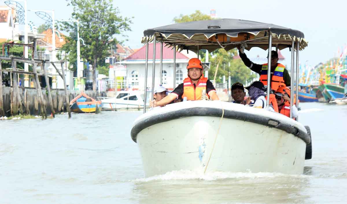 Wali Kota Pasuruan saat menyusuri Sungai Gembong.