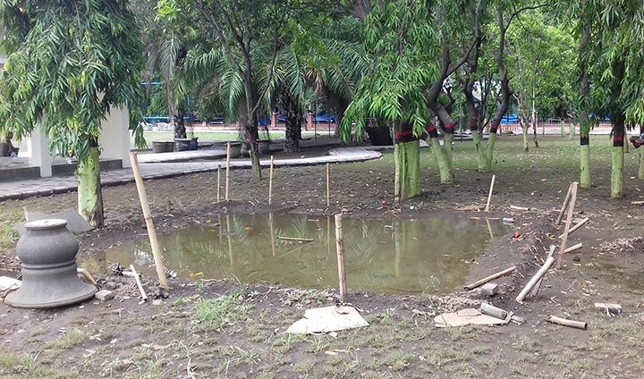 Kondisi Alun-alun Kota Probolinggo yang banyak genangan pasca proyek revitalisasi mandek.