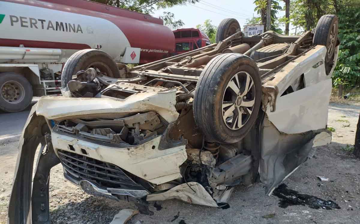 Mobil yang ringsek usai terlibat kecelakaan lalu lintas di Tuban.