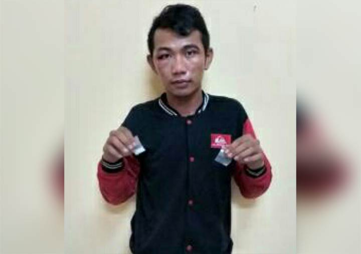 Tersangka beserta barang bukti diamankan di Mapolres Pasuruan Kota. foto: ANDY F/ BANGSAONLINE