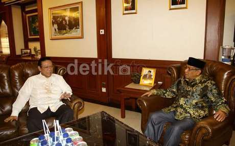 KH Said Aqil Siradj saat menemu Agung Laksono di kantor PBNU. Foto: detik.com 