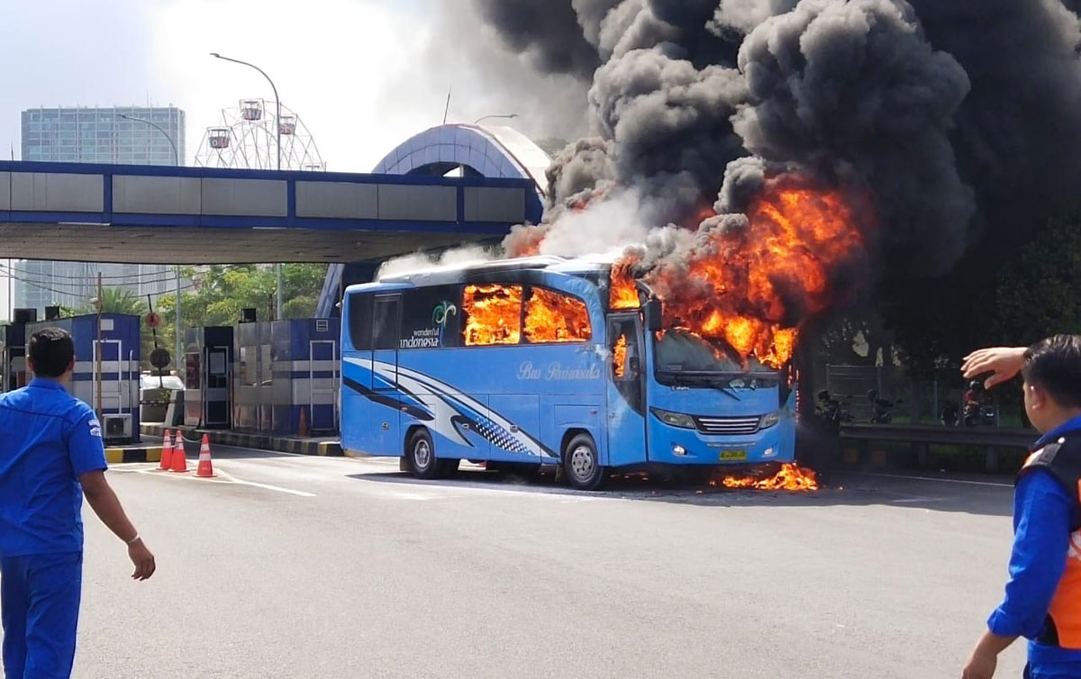Kondisi bus pariwisata saat dilalap api di dekat Pintu Masuk Tol Menanggal.