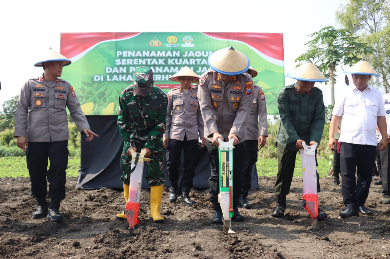 Kapolres Mojokerto Kota AKBP Herdiawan Arifianto saat melakukan penanaman jagung serentak kuartal III di Desa Gunungsari, Kecamatan Dawarblandong, Rabu (9/7/2025).