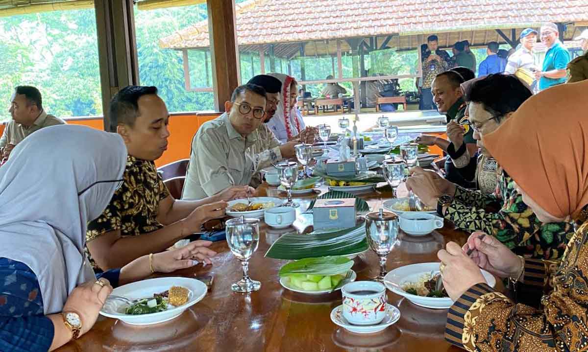 Menteri Kebudayaan, Fadli Zon (tiga dari kiri), saat bersantap pagi di Kedai Alas, PPLH Seloliman, Kecamatan Trawas, Kabupaten Mojokerto. Foto: Seloliman Ecolodge