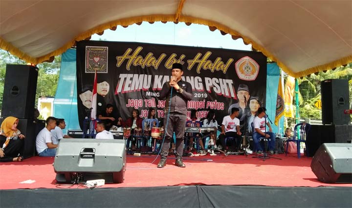 Kegiatan halal bihalal warga PSHT Pacitan.