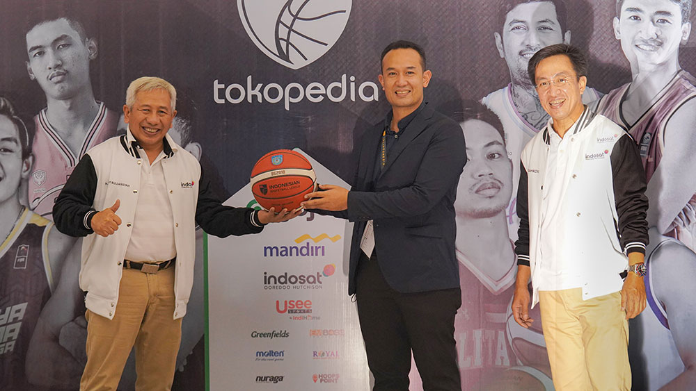 Indosat Ooredoo Hutchison mendukung kompetisi basket IBL.