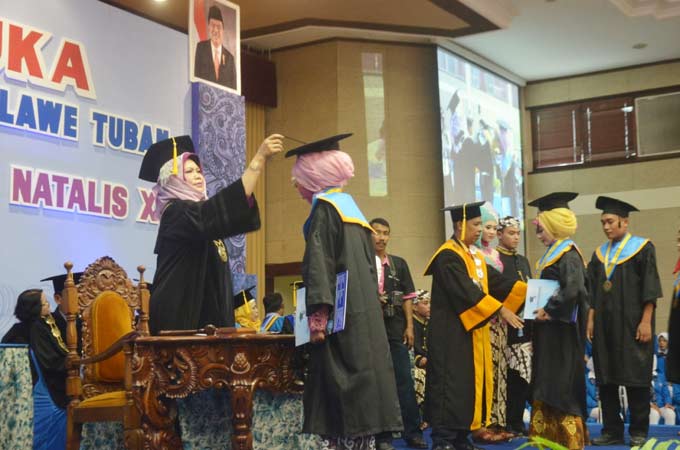 Suasana wisuda Unirow.