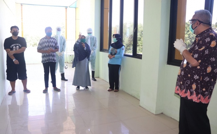 Empat pasien Covid-19 saat seremonial kepulangan setelah dinyatakan sembuh.
