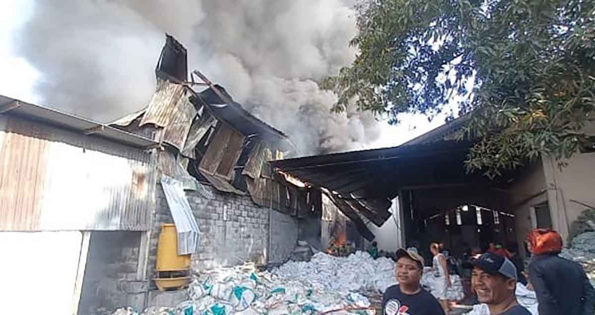 Pabrik plastik yang terbakar di Jombang.