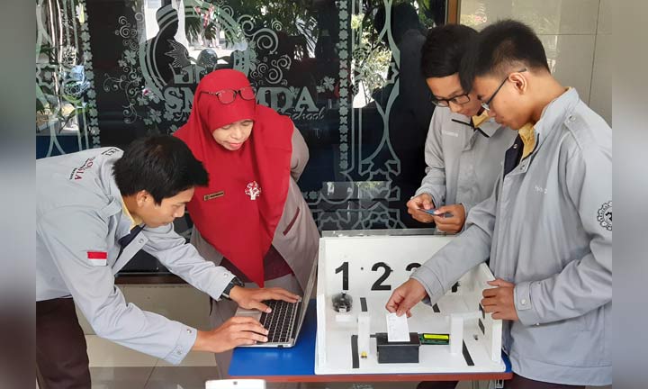 INOVASI: Tiga siswa didampingi Kepala Smamda menunjukkan karya berupa sistem Parkir Pintar, Selasa (27/8). foto: MUSTAIN/ BANGSAONLINE