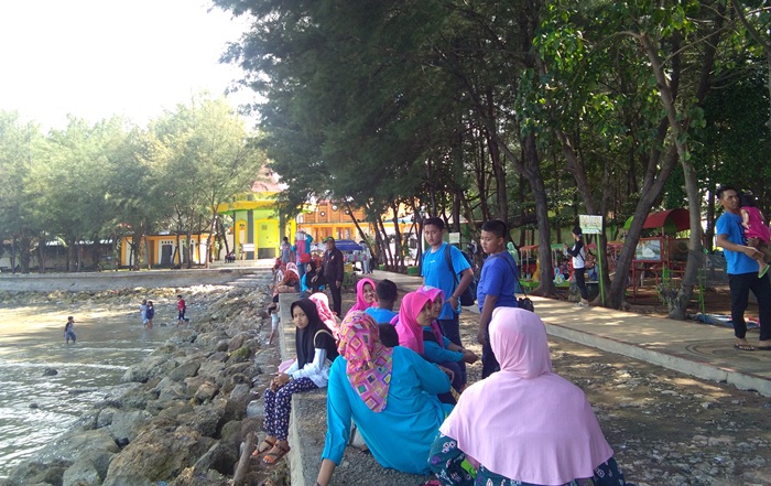 Nikmati Liburan Nyepi, Ribuan Wisatawan Padati Pantai Boom Tuban