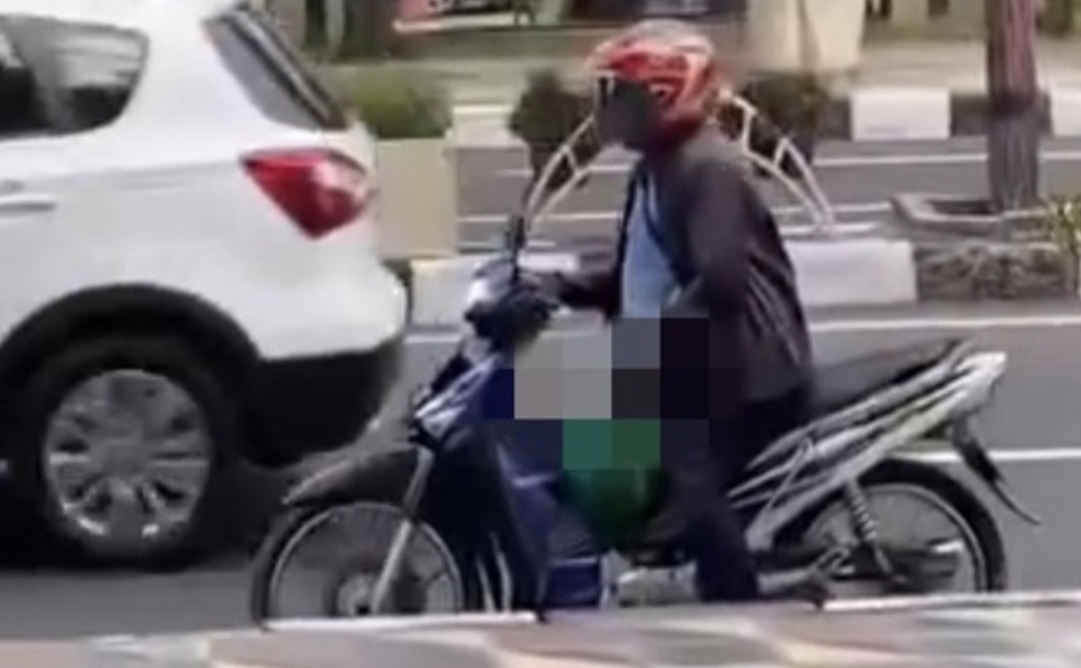 Tangkapan layar video viral pria pamerkan alat kelaminnya di depan Icon Mall Gresik