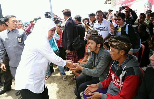 Khofifah saat mengunjungi korban Longsor Bangli dan Buleleng, kemarin.