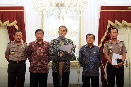 Presiden Jokowi saat umumkan pemberhentian Jenderal Sutarman sebagai Kapolri sekaligus pengangkatan Komjen Badrotin Haiti sebagai Plt Kapolri dan penundaan pelantikan Komjen Budi Gunawan sebagai Kapolri. Foto: detik.com 