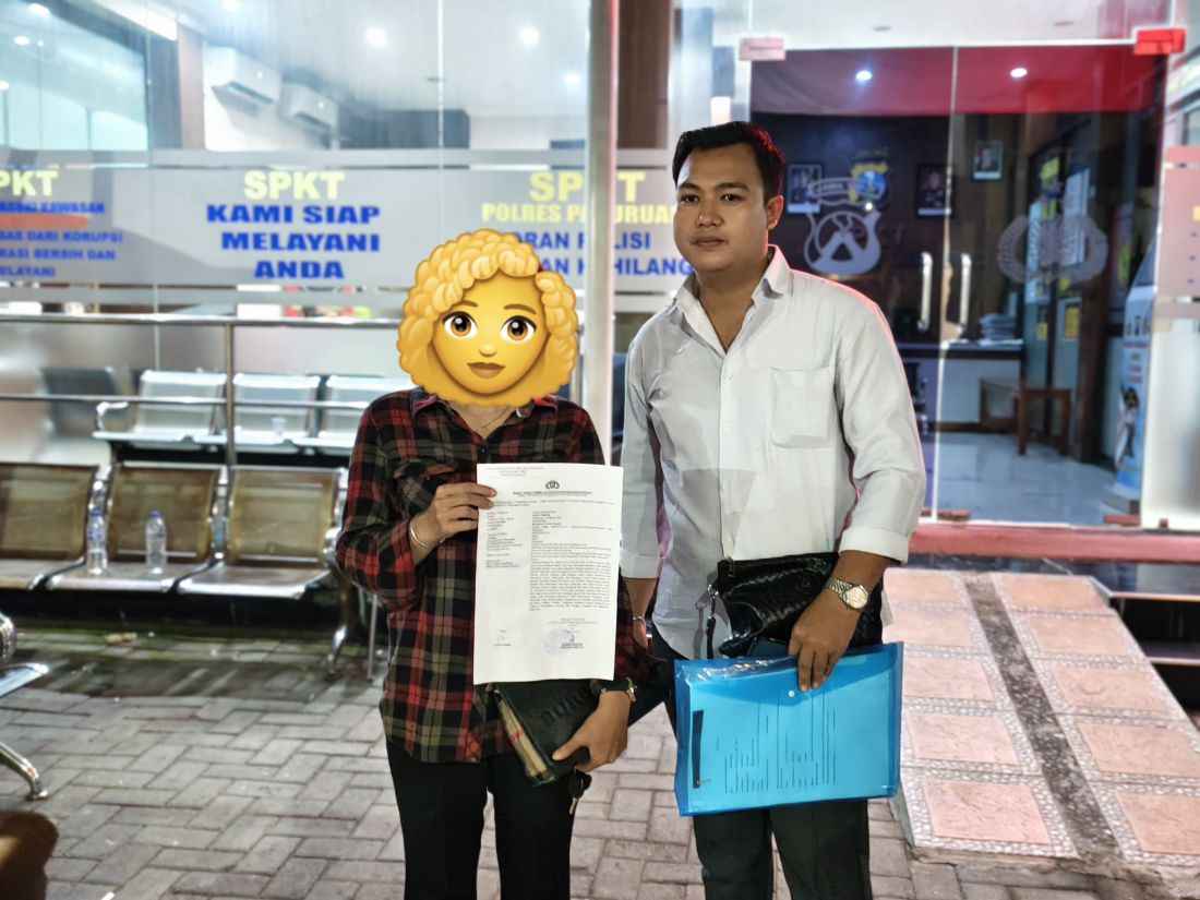 Ibu korban didampingi penasehat hukum saat melapor ke SPKT Polres Pasuruan