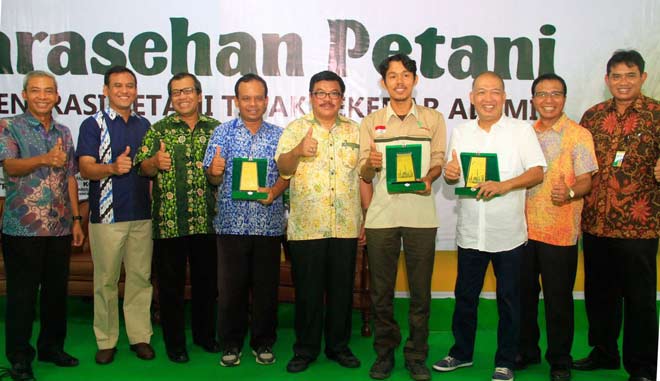 jajaran direksi PG dan nara sumber sarasehan petani di Buncob. foto: SYUHUD/ BANGSAONLINE