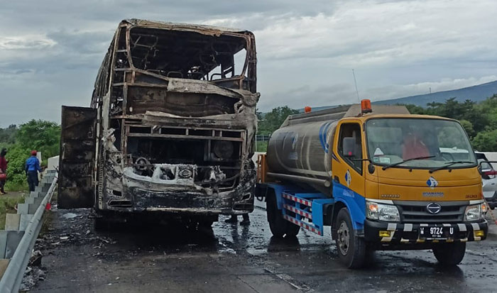 Proses evakuasi kendaraan yang terbakar.