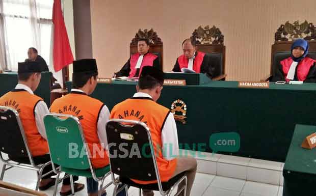 Ketiga terdakwa saat menjalani sidang putusan di PN Tuban, beberapa waktu lalu. foto: GUNAWAN/ BANGSAONLINE