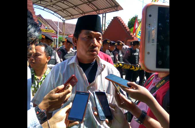 Kepala Desa Larangan Badung, Musaffak, saat memberikan keterangan.
