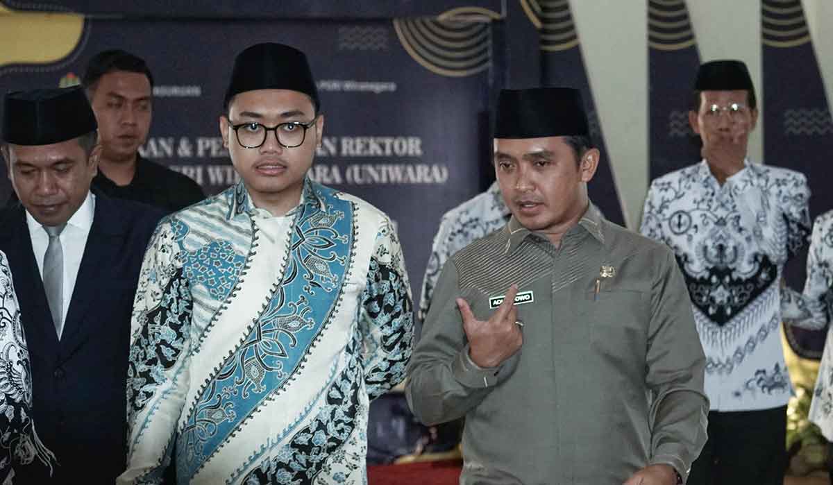 Wali Kota Pasuruan saat menghadiri pelantikan Rektor Uniwara periode 2025-2030.