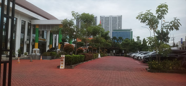 Kantor Kejaksaan Negeri Gresik, di Jalan Permata, Desa Kembangan, Kecamatan Kebomas.
