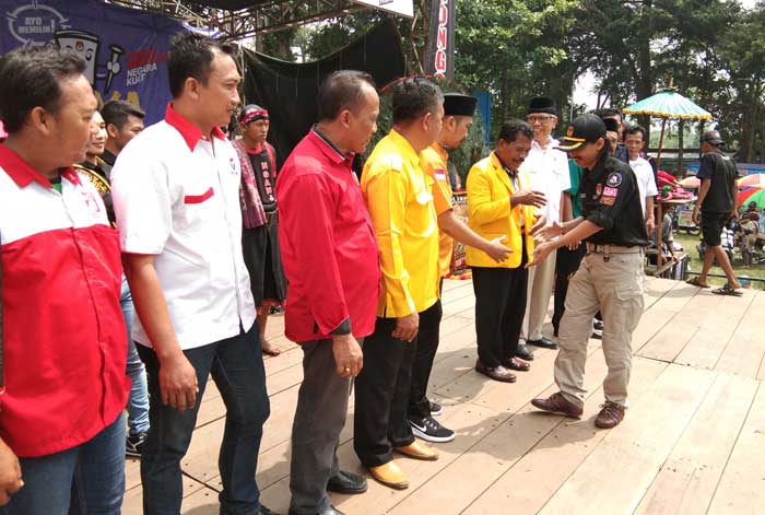 Ketua KPU Nganjuk Agus Rahman Hakim berjabat tangan dengan seluruh ketua pengurus parpol di Nganjuk. foto: BAMBANG/ BANGSAONLINE