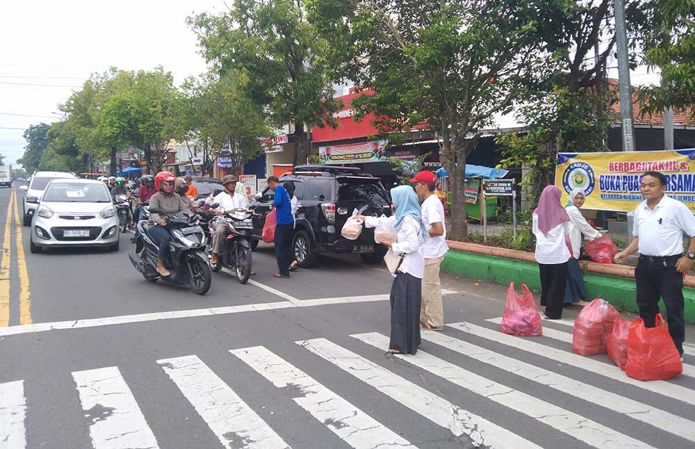 Para pengurus Kauje saat bagi-bagi takjil di depan Kantor Notaris Ildiastutik, Jalan A. Yani No. 70, Ngawi, Jum