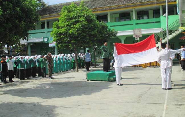 PCNU Magetan saat menggelar upacara bendera memeringati Harlah NU ke-93.