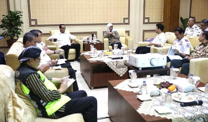 Gubernur Jawa Timur, Khofifah Indar Parawansa saat rapat dengan Menteri Perhubungan RI, Budi Karya Sumadi, di VIP Room Terminal 2 Bandara Internasional Juanda. foto: istimewa/ bangsaonline.com
