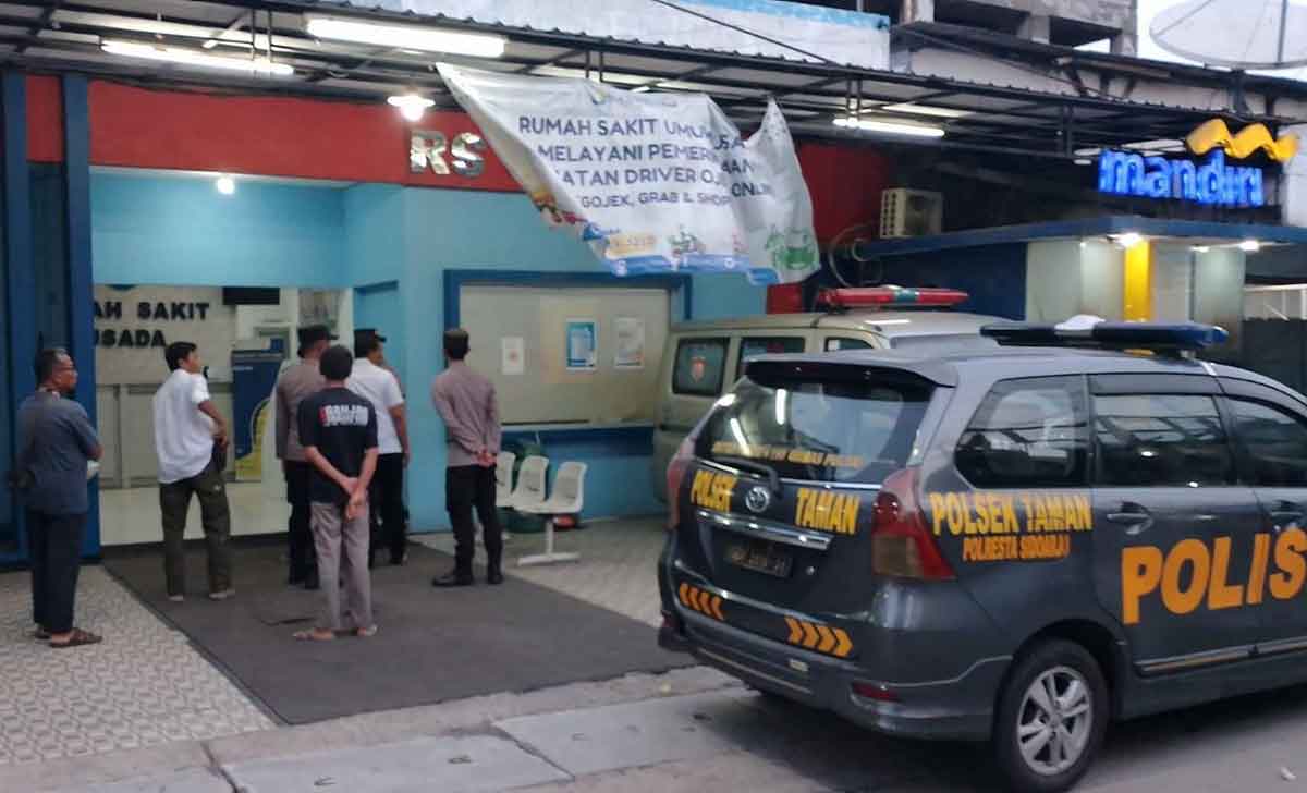Petugas saat mengevakuasi korban tewas akibat gantung diri di Desa Wage, Kecamatan Taman, Sidoarjo.