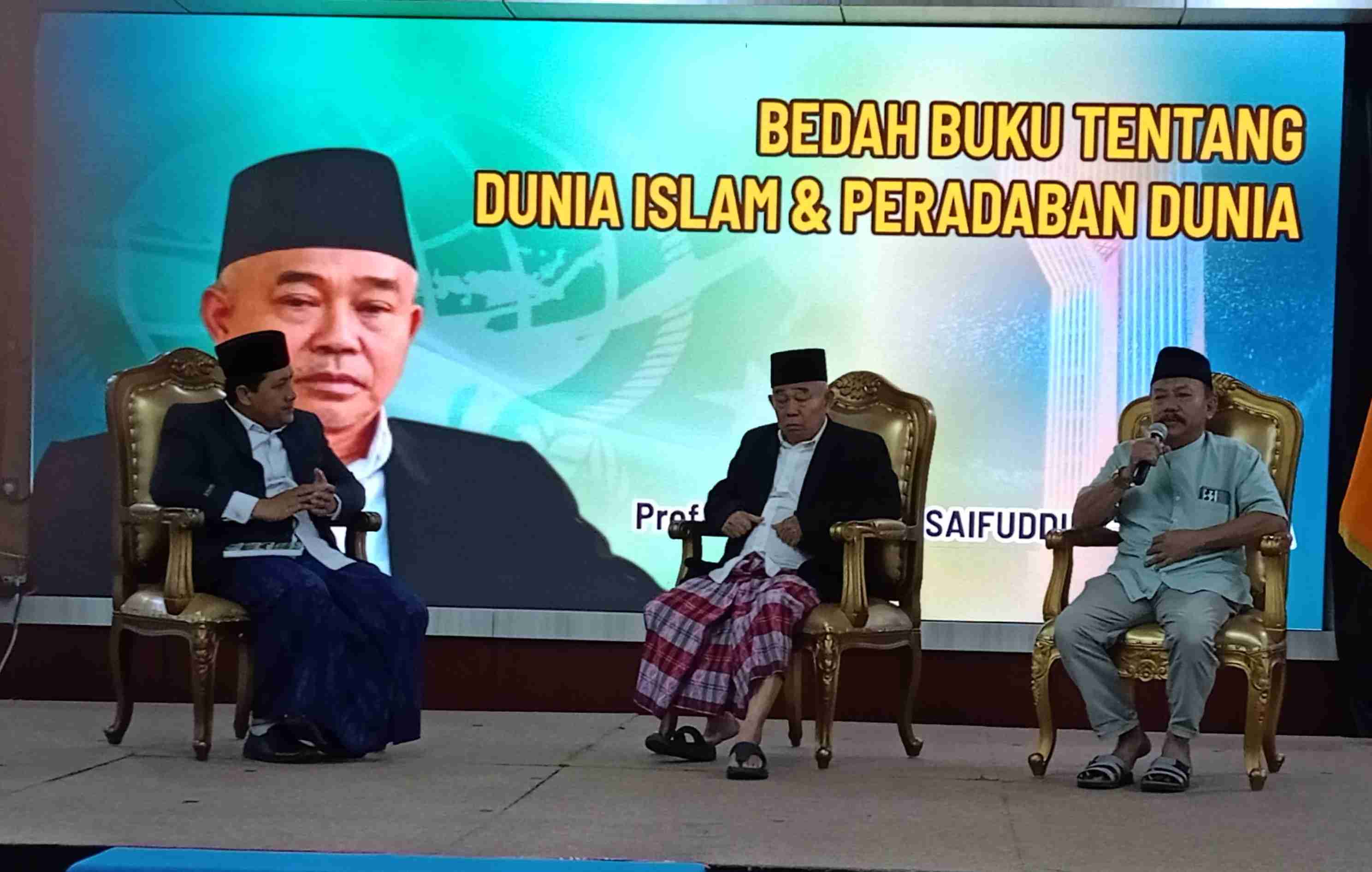 DARI KIRI:  Prof. Dr. H. Ahmad Dakhoir, S.H.I., M.H.I. Prof Dr KH Asep Saifuddin Chalim, MA, dan M Mas