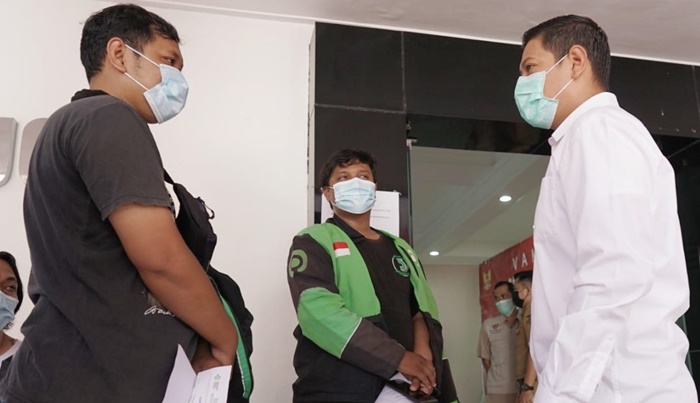 Wali Kota Kediri Sapa Pengemudi Ojol yang Jalani Vaksinasi Dosis Kedua