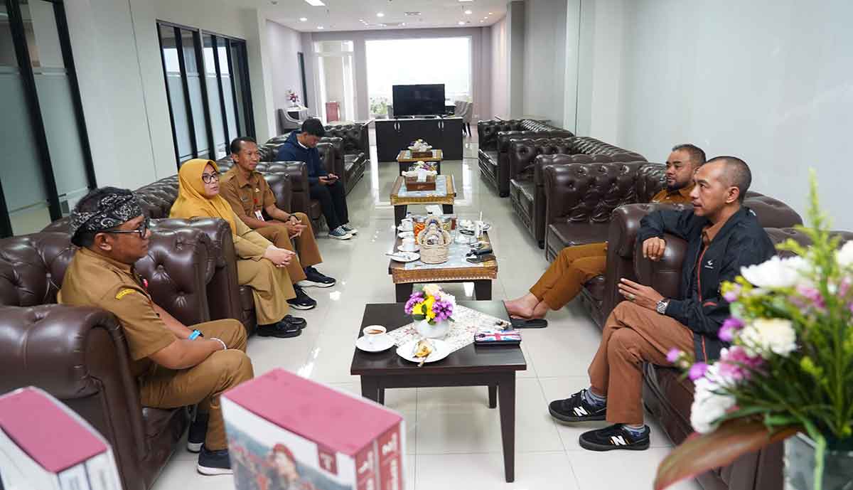 Wakil Wali Kota Batu, Heli Suyanto, saat audiensi dengan Kepala Desa Bulukerto terkait penanganan lansia.