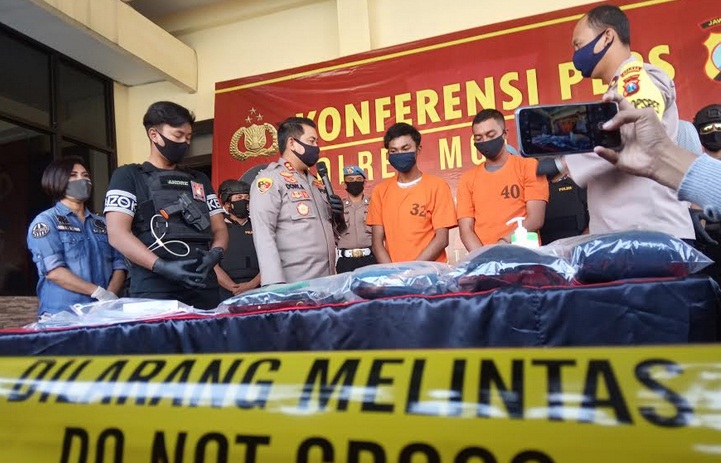 Kapolres Mojokerto saat rilis dan kedua tersangka pelaku pembunuhan. foto: SOFFAN SOFFA/ BANGSAONLINE