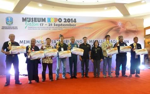 ?Para juara berpose dengan Kepala Bidang Sejarah Museum Purbakala Drs Endang Prasanti MM, dan kepala seksi permuseuman Dwi Supranto, dalam acara penutupan Museum Expo, di Royal Plasa, tadi malam. foto:rosihan c anwar/BANGSAONLINE