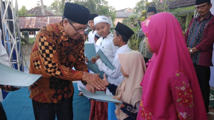 H. Soleh saat menyerahkan santunan kepada yatim piatu.