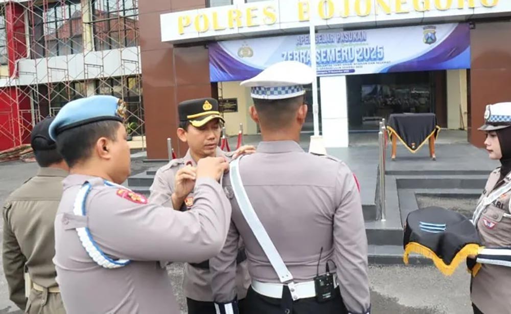 Kapolres Bojonegoro saat memimpin apel pelaksanaan Operasi Zebra Semeru 2025.