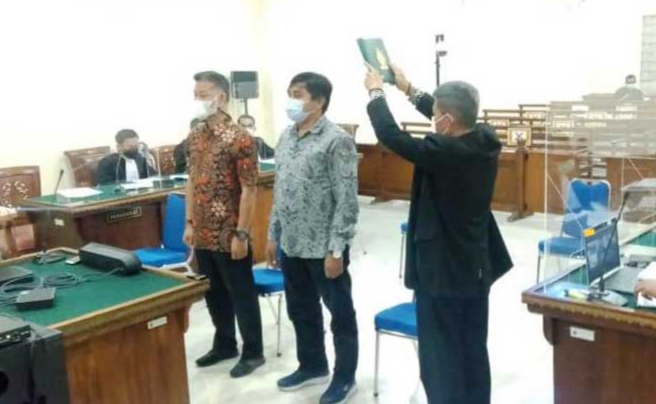 Mofaje Caropeboka (Mofa) dan politisi PKS Lampung Tengah ketika diambil sumpah sebelum memberikan kesaksian di Pengadilan Tipikor Tanjungkarang, Kamis (08/04/2021). foto: jarrakposlampung.com/ rmollampung.com

