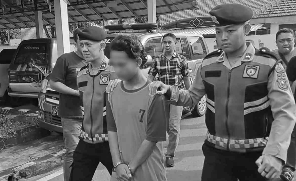 Pelaku saat berada di Mapolres Jombang.
