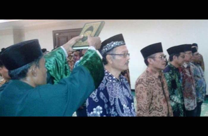 Prof Abdul Haris (no 2 dari kiri) mengucapkan sumpah jabatan saat dilantik sebagai Rektor UIN Malang.