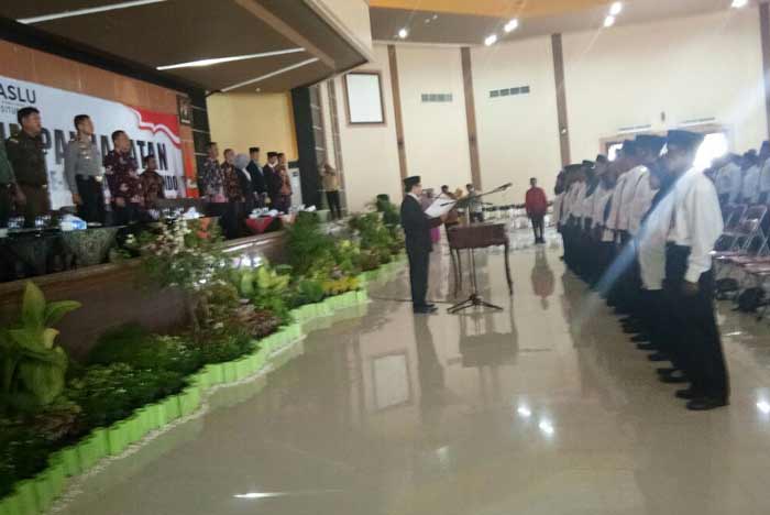 Ketua Panwaslu Situbondo saat mengambil sumpah PPL