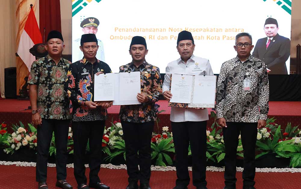Wali Kota Pasuruan H. Adi Wibowo bersama jajaran Ombudsman RI menunjukkan draft MoU yang ditandatangani.