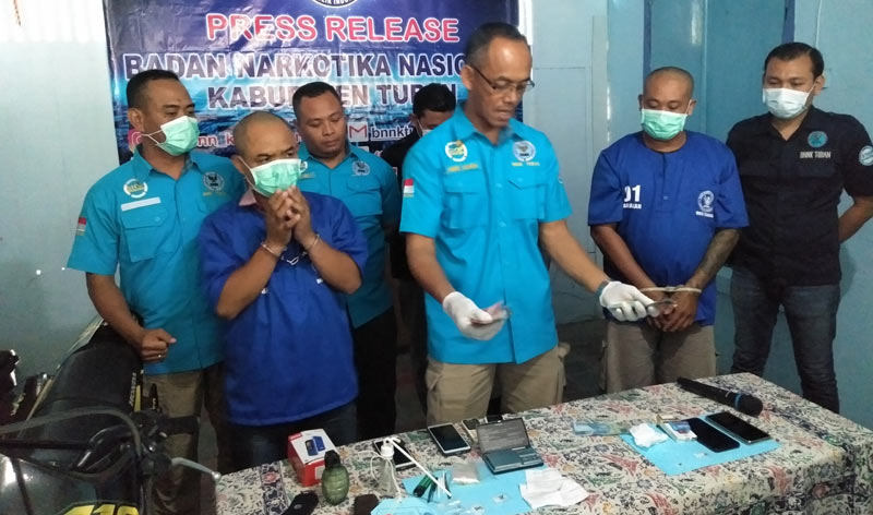Kepala BNNK Tuban AKBP I Made Arjana menghadirkan dua dari tiga tersangka pengedar sabu yang ditangkap saat pers rilis, Jumat (13/9).
