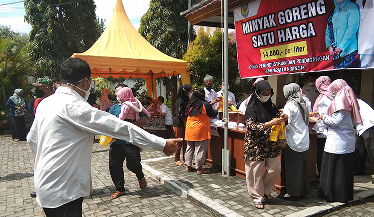 Suasana ketika warga membeli minyak goreng murah. Foto: BAMBANG DWI JULIANTO/BANGSAONLINE
